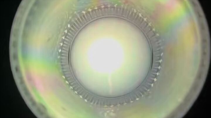 Đừng buồn nữa, để anh mời em ngắm pháo hoa trong chiếc ly.