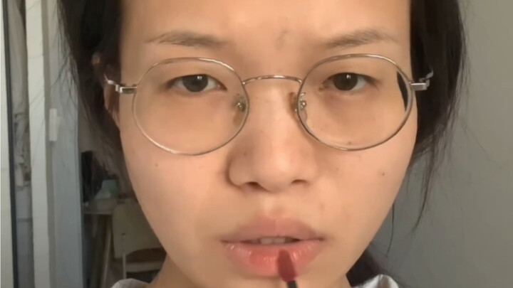 Trang điểm quá mức để thu hút người cùng giới?!