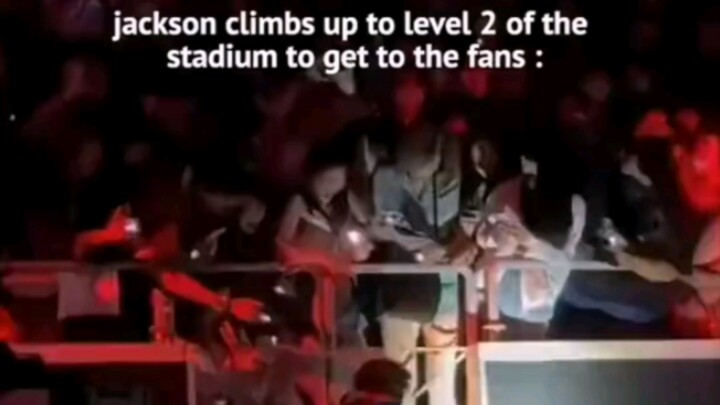 【วังเจียเอ่อร์】ทันทีที่ปีนขึ้นไป แฟนๆ กับบอดี้การ์ดต่างพากันคลั่ง!