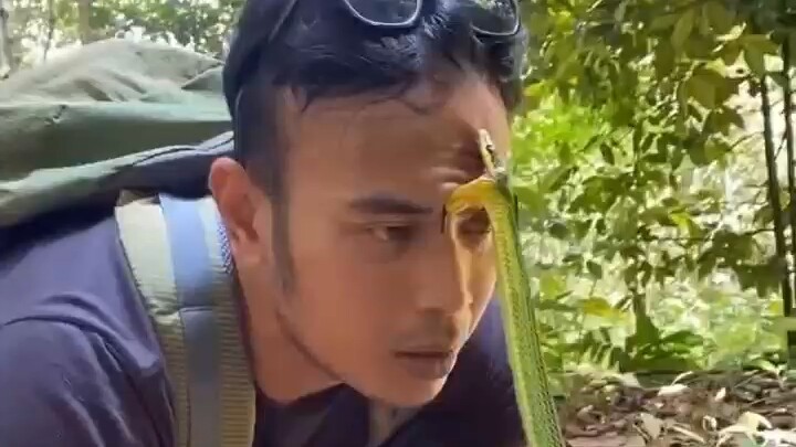 Người nằm xuống, vải phủ lên, cả làng già trẻ chờ dọn món.