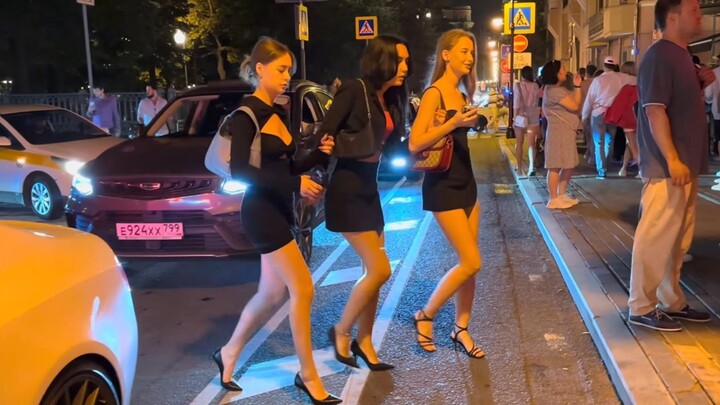 Open your eyes and see the world, brothers, aren't Russian sexy beauties attractive? Passersby are a