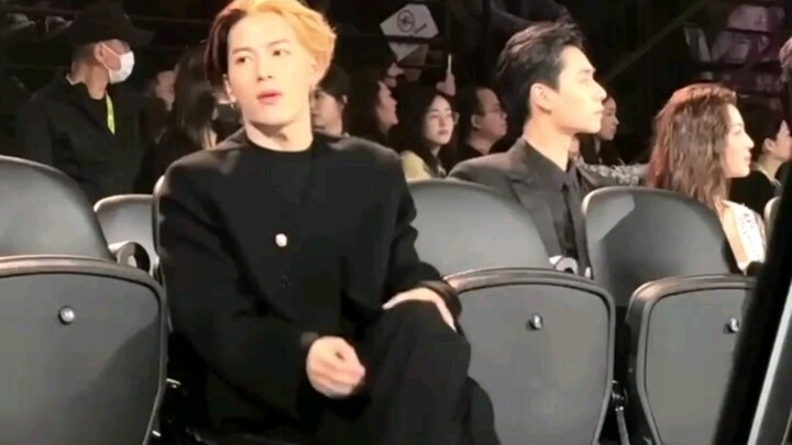 นั่งมาสามสี่ชั่วโมง ไม่ได้เล่นมือถือเลยสักนิด ยังคอยให้กำลังใจบนอัฒจันทร์อย่างกระตือรือร้น!! คุณวังแ