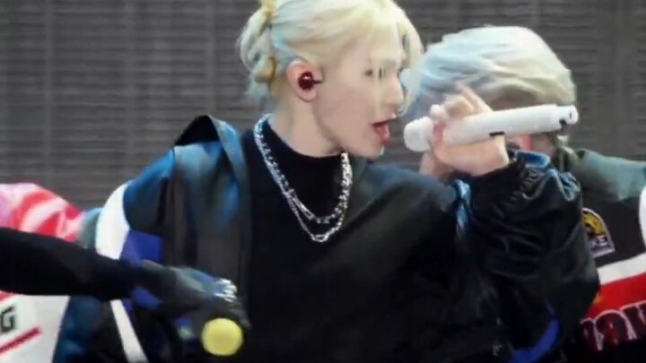 Lee Ji-hoon với mái tóc dài vàng óng buộc túm lại đã rạng rỡ cả khán phòng concert…