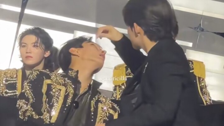 【อีซอกมิน ชเวซึงชอล】จียนเป่า: พี่ครับ ช่วยหยอดตาให้ผมหน่อย