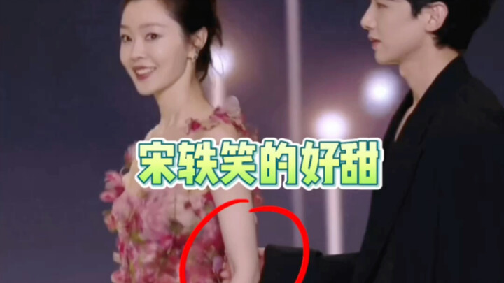 Three Iconic Moments from Scream Night: Bai Jingting Pinched Song Yi’s Arm, Yang Mi Was So Bold, and