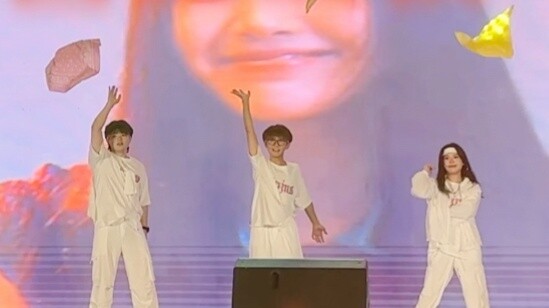 Đêm hội trăm nhóm của trường Đại học Chiết Giang đã nhảy theo điệu nhạc "Supernatural" và khuấy động