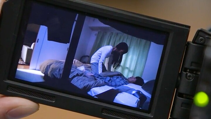 Suami menyelipkan kamera tersembunyi di kamar tidur, lalu mendapati bahwa setiap malam istrinya sela