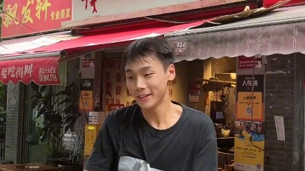 Thì phải chơi chút gì đó hơi gượng gạo chứ!