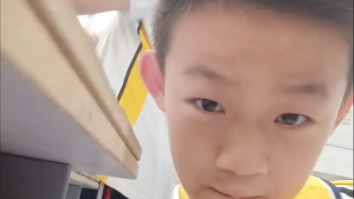 Trộm quay trong giờ học, hy vọng đừng để bạn bè và thầy cô phát hiện, nếu không thì toi đời.