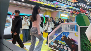 一起数数，路过了几个好奇宝宝，牛仔裤小姐姐社牛跳舞机