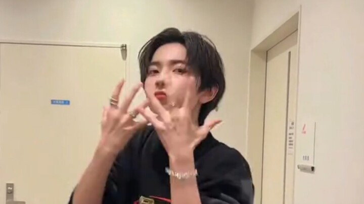 จริงๆ แล้วเหมือนกับฉันจนฉันเริ่มสับสน รีบกดบันทึกแต่กลับลังเลไม่ได้โพสต์ออกมาเลย...