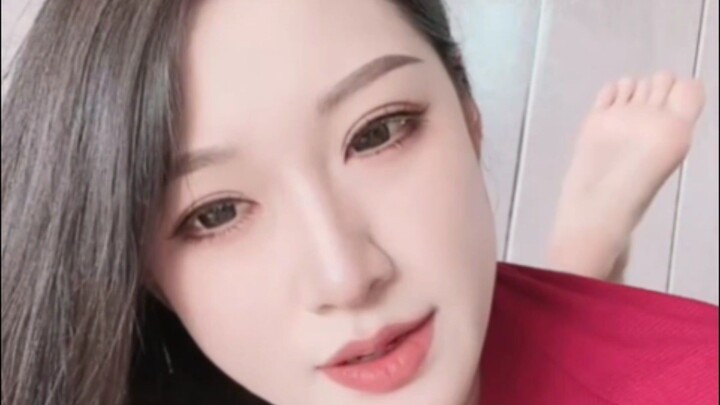 Watch the sluty feet