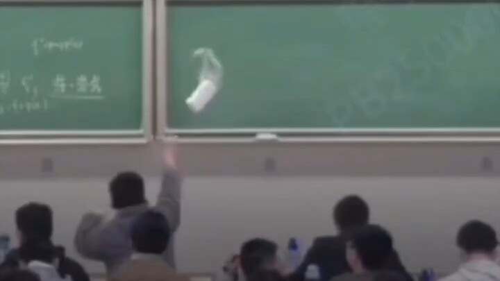 ห้องเรียนมหาวิทยาลัยวิทยาศาสตร์และเทคโนโลยีจีนตะวันออก ปรากฏ “การส่งงานแบบชู้ตลูกบาส”! อาจารย์บอก: อ