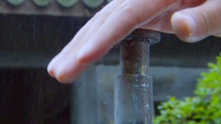 男人不小心按下一个开关，结果却吓坏了一旁的队长