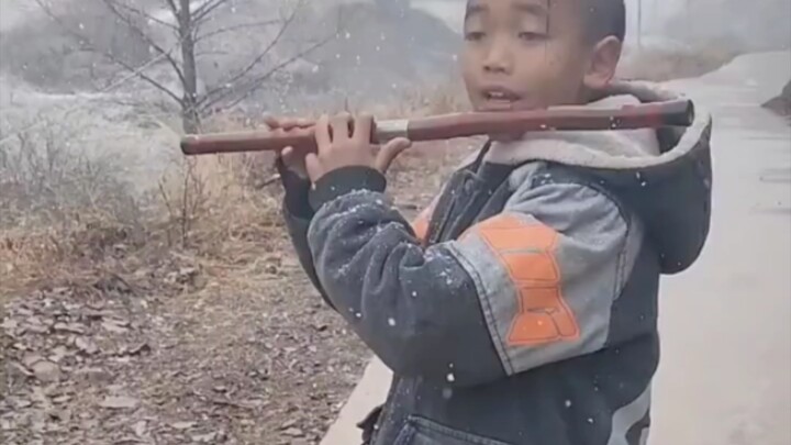 Satu orang, satu anjing, satu seruling bambu, satu gunung, satu jalan, satu pemandangan bersalju. Di