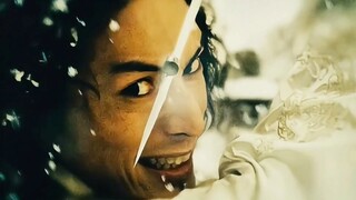 你猜我为什么单手接你的斩击