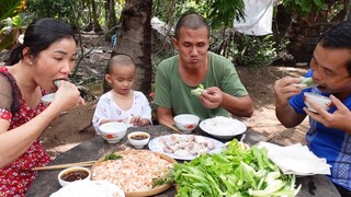 Trời mưa tép chạy quá nhanh, bắt về cuốn bánh tráng rau sống thịt luộc cả nhà đều khen