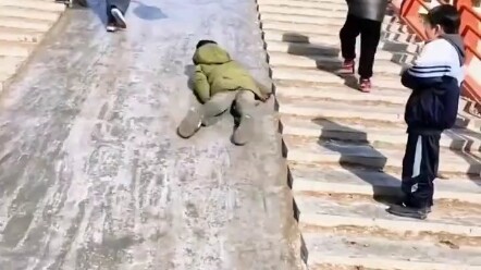 On Hongqiao Bridge, the boy plays on the ice, “going against the current”—he really does go against 