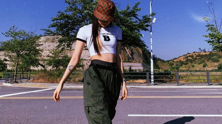 My sister’s solo is absolutely breathtaking! The six-pack girl BADA LEE delivers an incredibly power