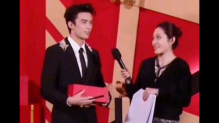 Wu Lei received a gift from Thai star Lyu Aihui baifern at the Thai Weibo Night