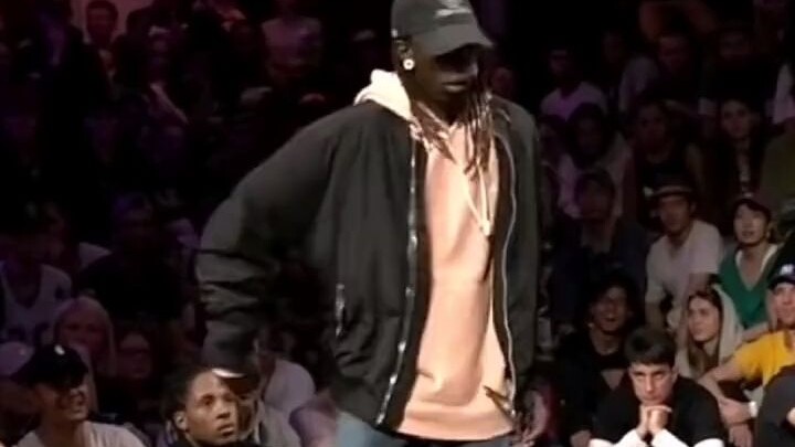 听说这首歌一响起来大家第一印象是bouboo的这场battle？这场真的很绝，记得当年这次summerdance他本来没想比，到现场来感觉了连跳舞的衣服都没换就
