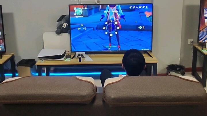 Suddenly I found that more and more people came to the store to play Genshin Impact.