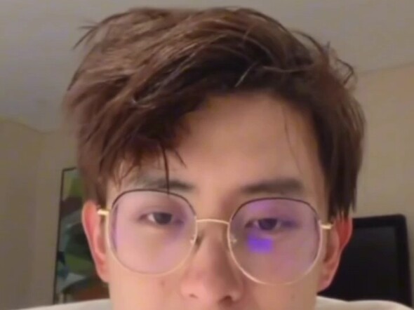 Ao Ruipeng livestreamed while removing his makeup and turning off his beauty filters, and he was so 