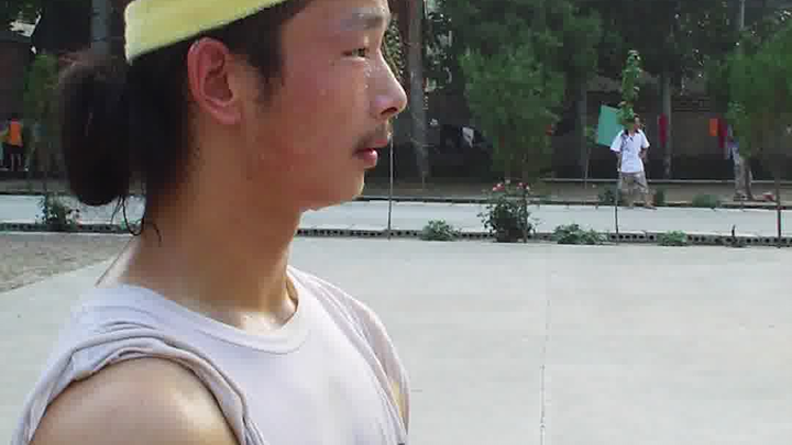 Thiếu niên Trần Sư Hành miệt mài rèn luyện võ công Võ Đang, ký ức của cậu chỉ toàn là mồ hôi.