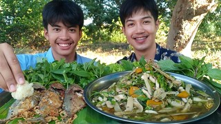 แกงหน่อไม้ใส่ไข่มดแดง ปลาทูมันทอดหอมๆ กินกับข้าวเหนียวลำขนาด.