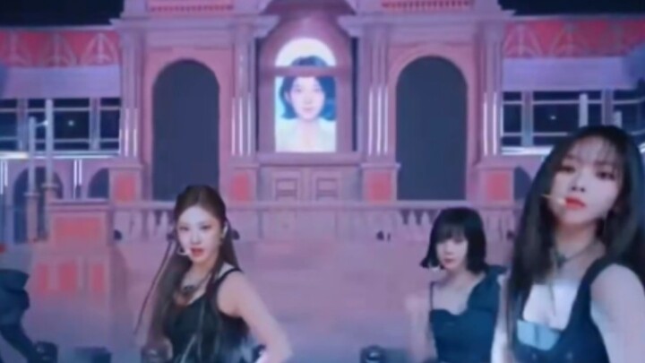 คอนเสิร์ต Sima “Next Level” ภาพถ่ายอำลาของ Naevis โผล่ขึ้นมาบนเวที! แย่งซีนสุดๆ!