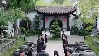 Mahasiswi dipaksa menikah dengan CEO yang salah mengenalinya, ia pikir sial, tapi malah dimanjakan