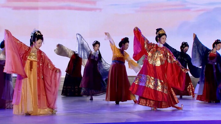 Mengenakan pakaian Han, melantunkan syair, pemuda melangkah menembus seribu perbatasan. — Tarian Han