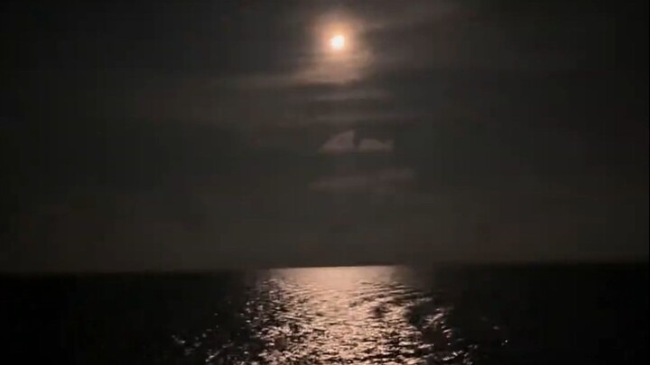 Aku akhirnya mengerti apa maksud "di laut muncul bulan purnama".