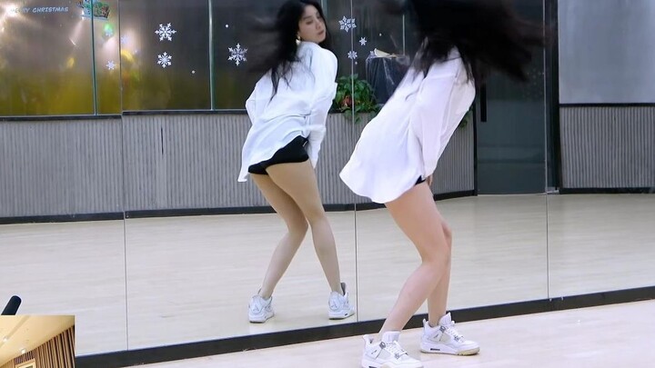 Đừng nhìn chằm chằm nữa! Đây không phải là chân không!