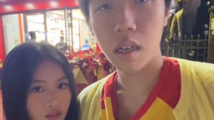 Người mạnh mẽ không bao giờ than phiền về hoàn cảnh.
