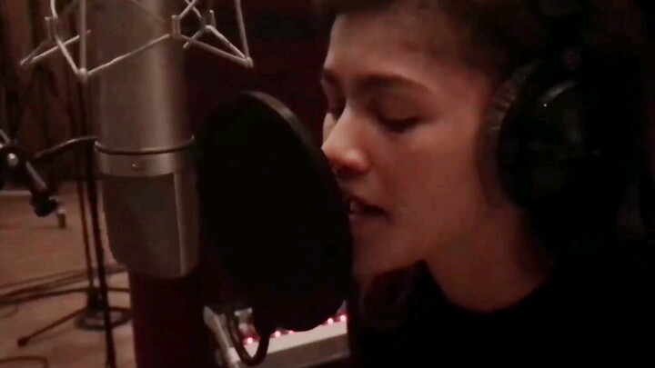 سلسلة إبهار الجمهور بغناء طاقم مارفل: سبايدرمان وزيندايا تغني "rewrite the stars"