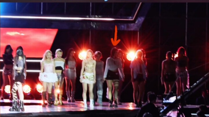 Blogger tari itu menampilkan Sticky di panggung yang sama dengan Kiss of Life di Dream Concert!