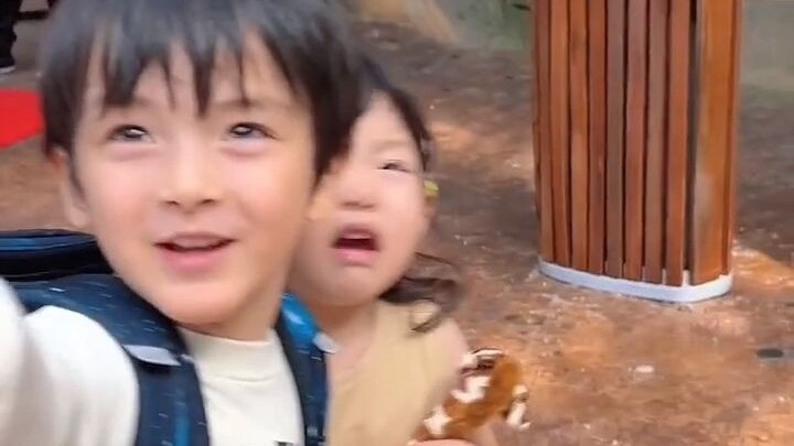 ตอนเจอกันแรกๆ ดูเย็นชาแค่ไหน ตอนจากกันก็ร้องไห้หนักขนาดนั้น แล้วใครกันล่ะที่ร้องไห้?