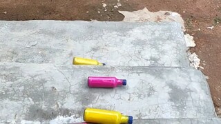 لحظة كسر ضغط انفجار زجاجة متدحرجة على الدرج