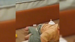 00后带娃，主打一个不惯着：奶瓶放身边都不行，必须喂？休想！
