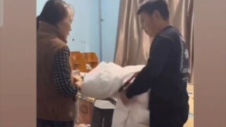 Chết tiệt mẹ ơi, làm mẹ kiểu này thì tuyệt thật đấy