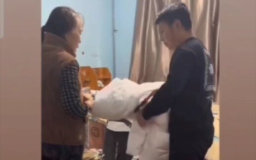 Chết tiệt mẹ ơi, làm mẹ kiểu này thì tuyệt thật đấy