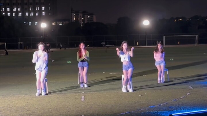 A girl group suddenly appeared on the university campus! Super hot road show!