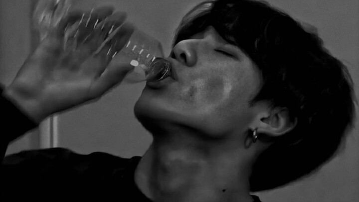 “พี่สาวกลับไม่ชอบผู้ชายเถื่อนอย่างฉัน ช่างน่าเจ็บใจจริงๆ”