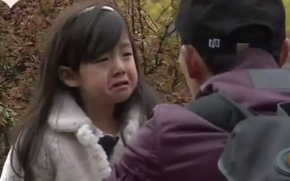 Tiểu Bào Phù bị ốm khó chịu nên nổi cáu, Lưu Canh Hoành nghiêm khắc phê bình xong lại thấy thương co