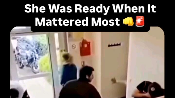 Woww 😮 What a Amazing 😍 Fight Very Brave Girl 💪 😍👍🤣#fighter #girl #knockout #strangers