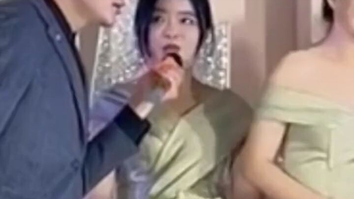 Phù dâu quá tài năng!