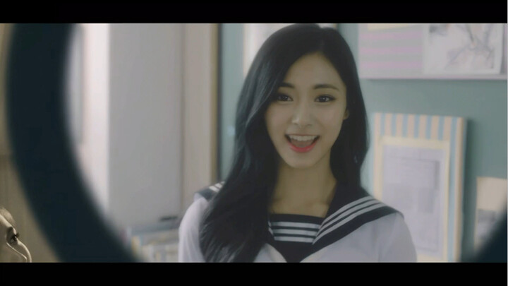 Lensa-Lensa MV TWICE yang Membuat Saya Spontan Berseru “Wow” – Termasuk Adegan-Adegan dari Zhou Ziyu