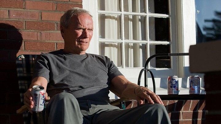 لماذا يُريد العجوز الأبيض الذي يكره الآسيويين أن يضحّي بحياته من أجل مستقبل الفتى الآسيوي؟