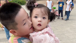 Trong vòng tay anh trai, tôi lớn lên...